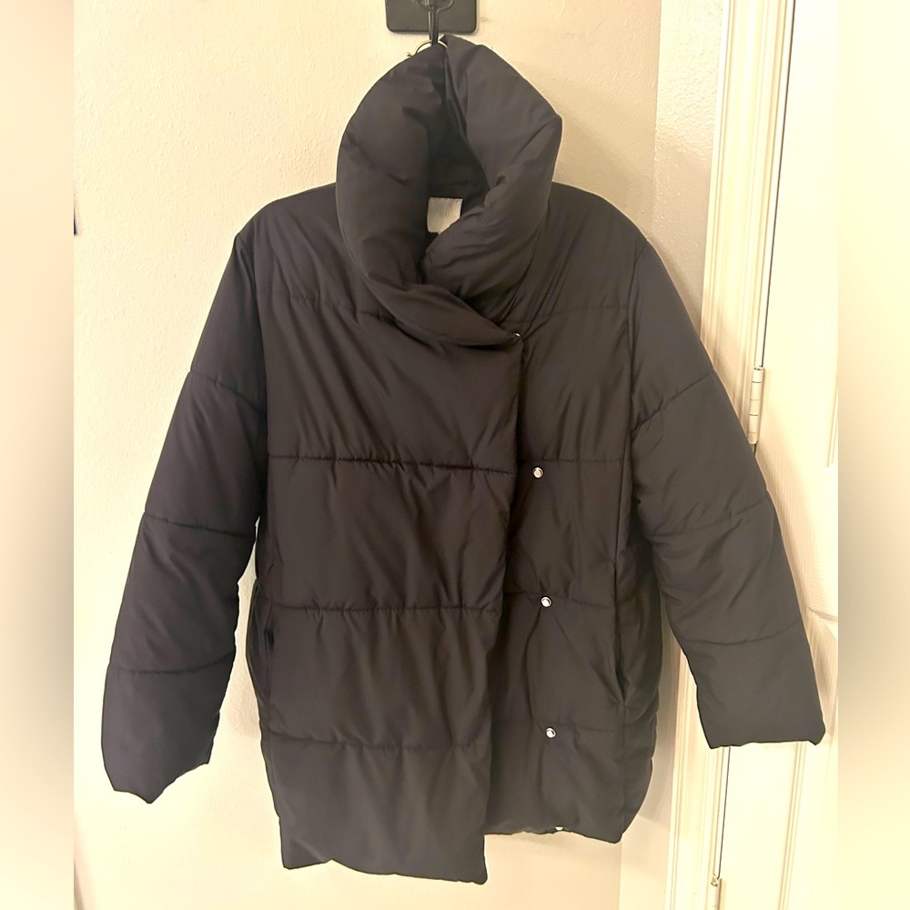 H&M Puffy Winter 3/4 Black Coat- High Collar- side snap/pockets, Unisex size XS